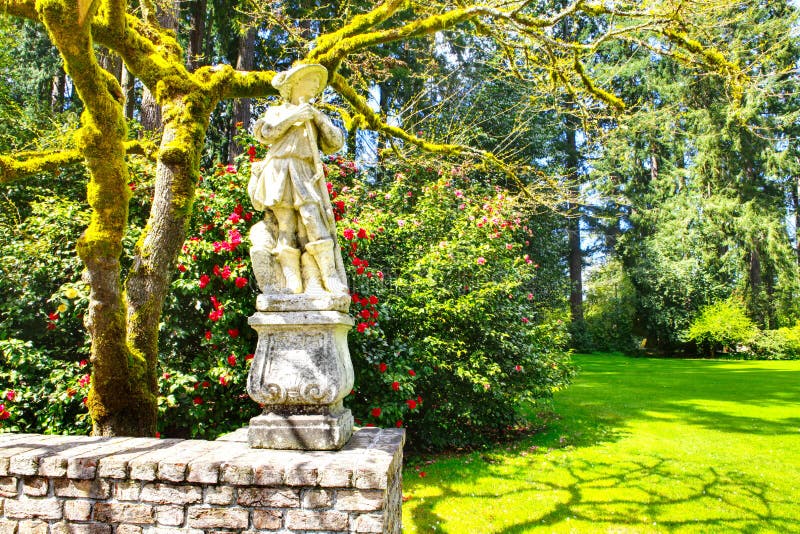 Lakewood, USA - April 29, 2011 Victorian style sculpture of a young man in Lakewood Gardens royalty free stock images Lakewood, USA - April 29, 2011 Victorian style sculpture of a young man in Lakewood Gardens royalty free stock images