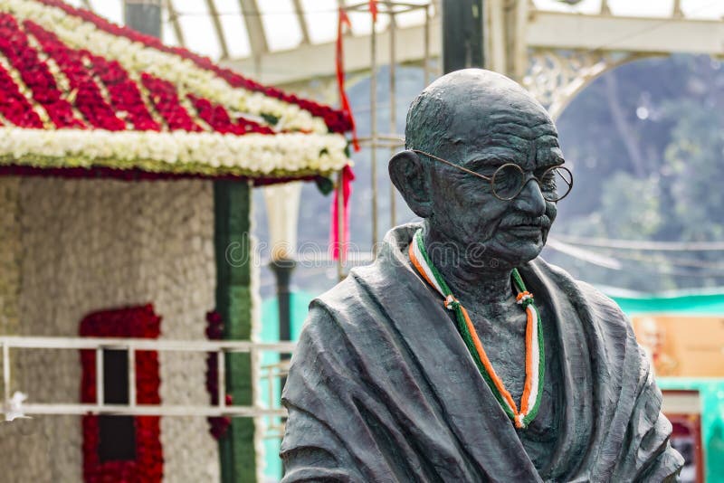 Lalbagh exhibición floral enero de 2019 - estatua de Gandhi y Ashram de Sabarmathi fotografía de archivo libre de regalías Lalbagh exhibición floral enero de 2019 - estatua de Gandhi y Ashram de Sabarmathi fotografía de archivo libre de regalías