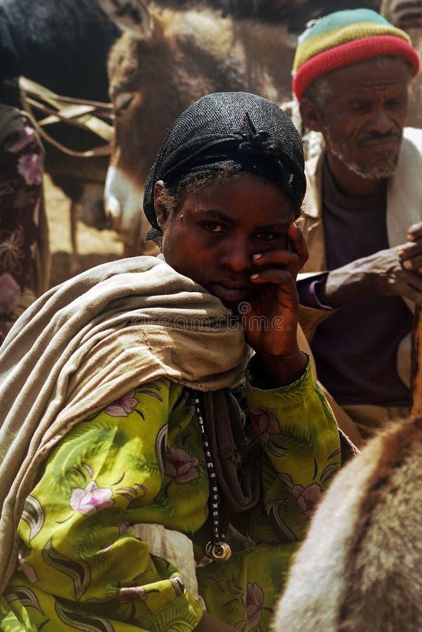 Lalibela, Ethiopië, 13 Juni 2009: portret van jonge vrouw in t stock afbeelding Lalibela, Ethiopië, 13 Juni 2009: portret van jonge vrouw in t stock afbeelding