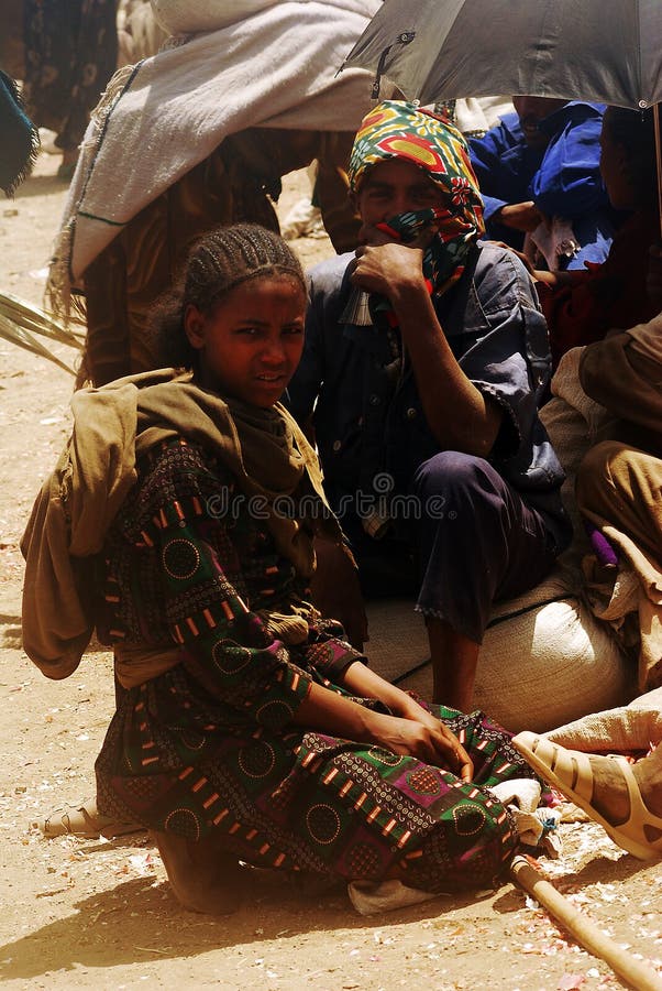 Lalibela, Etiopía, el 13 de junio de 2009: Foto de la muchacha y del muchacho res imagenes de archivo Lalibela, Etiopía, el 13 de junio de 2009: Foto de la muchacha y del muchacho res imagenes de archivo