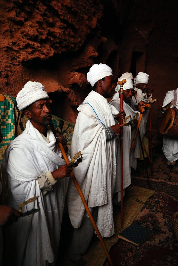 Lalibela, Etiopía, el 14 de junio de 2009: Grupo de sacerdotes que cantan rezos foto de archivo Lalibela, Etiopía, el 14 de junio de 2009: Grupo de sacerdotes que cantan rezos foto de archivo