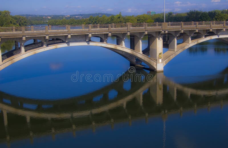 Reflecții albastru-lamar ale unei dimineața memorabile austin texas stock photography