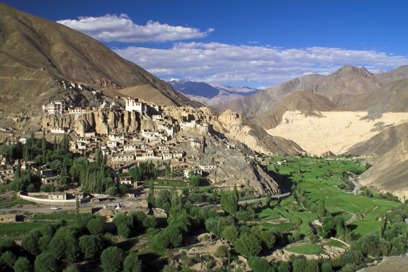 Mosteiro e aldeia budista de Lamayuru em Ladakh imagem de stock