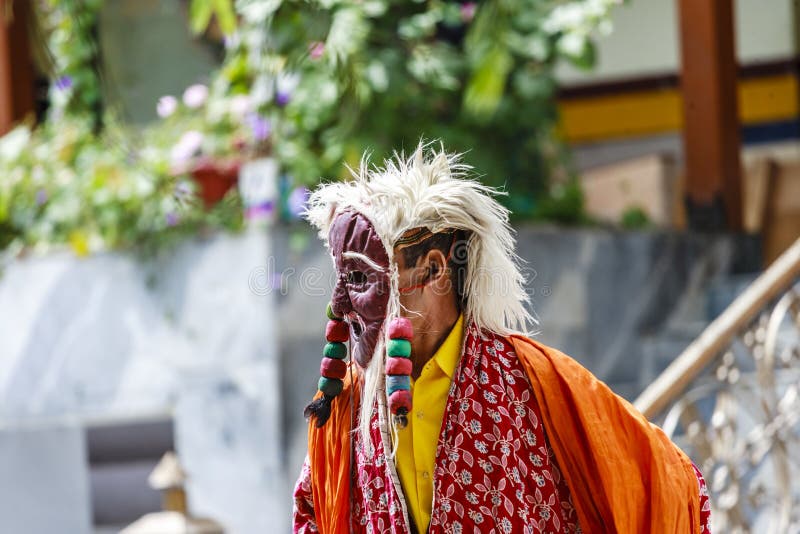 LAMAYURU, INDIA - SETEMBER 13, 2015: An unidentified buddhist lamas dressed in mystical mask dancing Tsam mystery dance in time of royalty free stock image LAMAYURU, INDIA - SETEMBER 13, 2015: An unidentified buddhist lamas dressed in mystical mask dancing Tsam mystery dance in time of royalty free stock image
