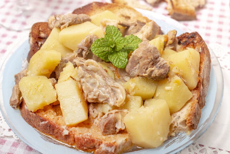 Lamb stew with potato and toasted bread