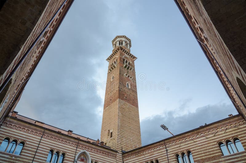 Lamberti torn på den Erbe fyrkanten i Verona, Veneto, Italien royaltyfri bild Lamberti torn på den Erbe fyrkanten i Verona, Veneto, Italien royaltyfri bild