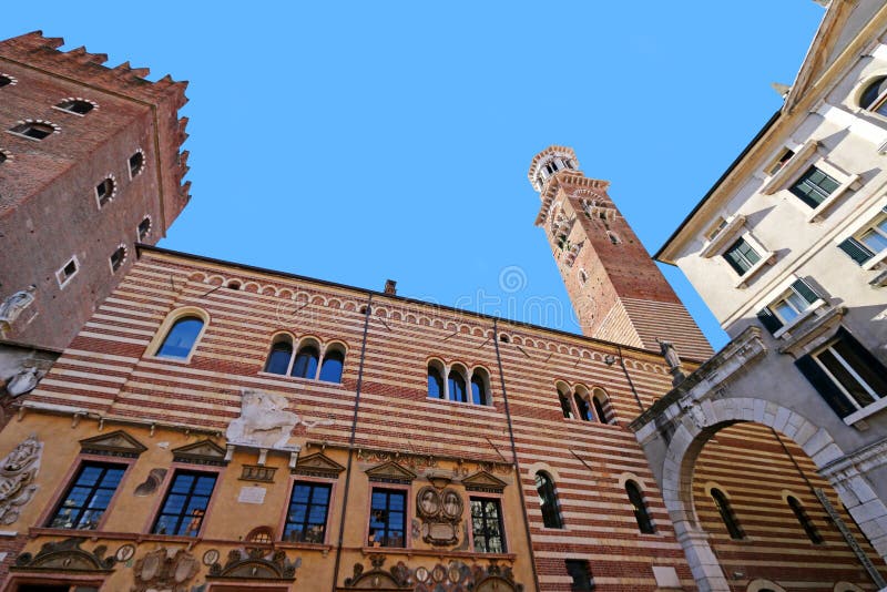 Lamberti塔(Torre dei Lamberti)和Palazzo della Ragione在维罗纳,意大利 库存照片 Lamberti塔(Torre dei Lamberti)和Palazzo della Ragione在维罗纳,意大利 库存照片