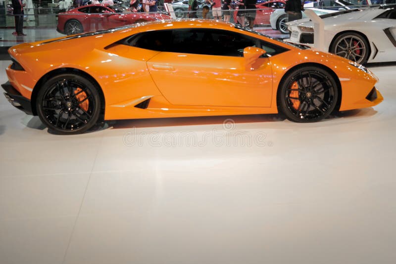 Lamborghini anaranjado épico Huracan dentro del salón del automóvil de Dubai imágenes de archivo libres de regalías Lamborghini anaranjado épico Huracan dentro del salón del automóvil de Dubai imágenes de archivo libres de regalías