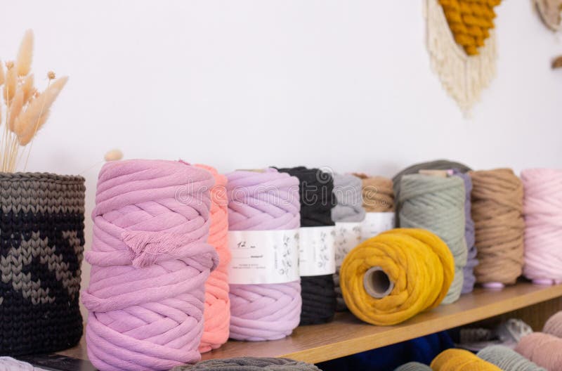 Lamelle di cotone multicolore di filati e funi per la chiusura di scaffali di macrame nei negozi fotografie stock libere da diritti