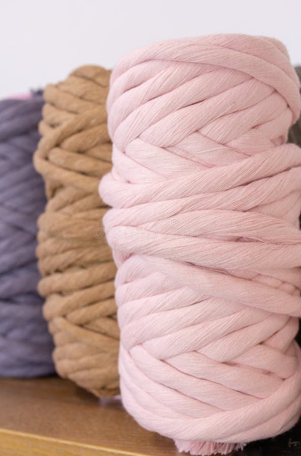 Lamelle di cotone multicolore di filati e funi per la chiusura di scaffali di macrame nei negozi immagini stock