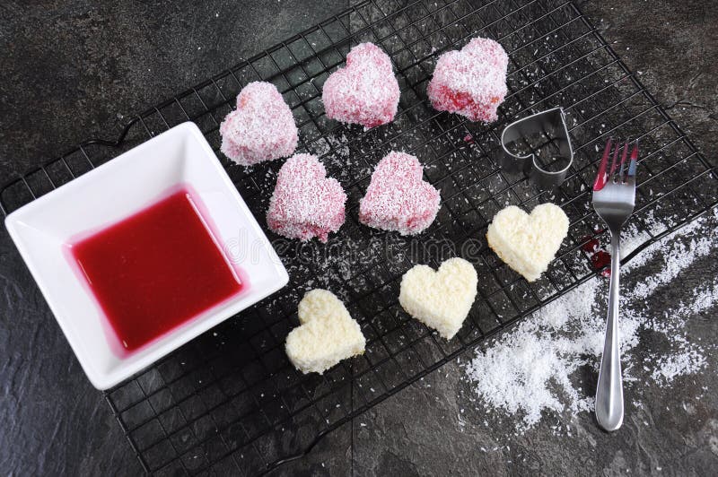 Lamington för australisk för stil för danande bakar ihop liten rosa form för hjärta royaltyfri bild Lamington för australisk för stil för danande bakar ihop liten rosa form för hjärta royaltyfri bild