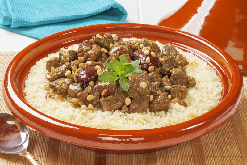 Lamm Tagine Mit Kuskus Und Kichererbsen Stockfoto - Bild von püree ...