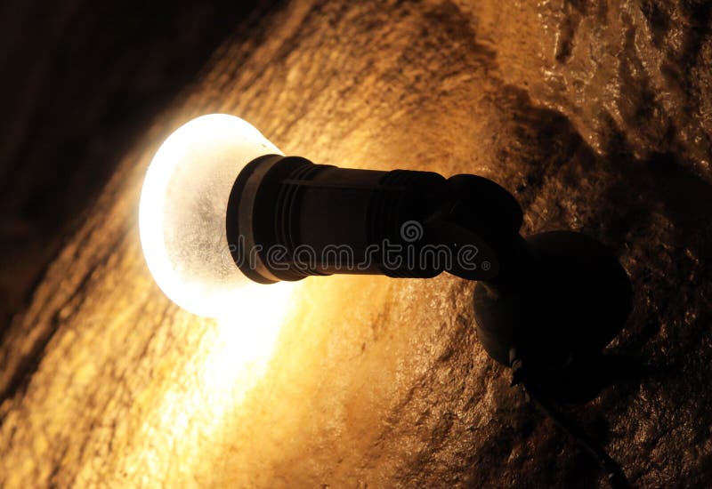 Lampa v jaskyni