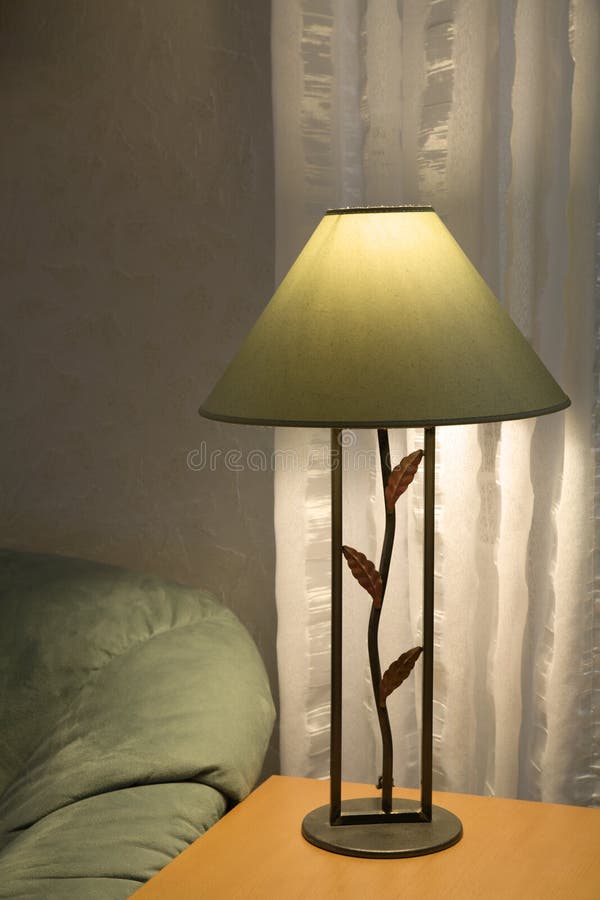 Clásico lámpara sobre el de madera mesa cerca sofá cómo escena.