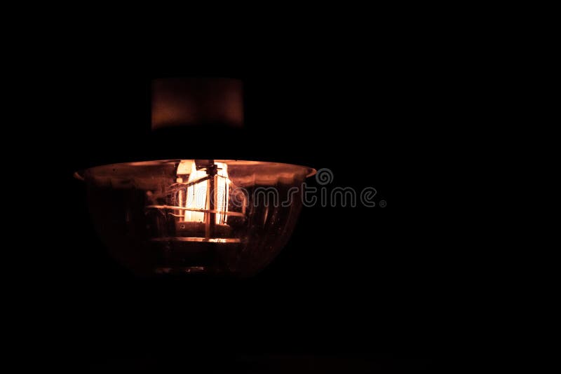Lampa som glöder i mörkret arkivbilder Lampa som glöder i mörkret arkivbilder