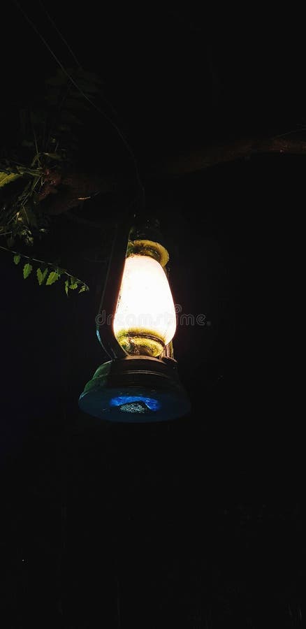 Lampa som nära glöder i den mörka områdesbelysningen vid stället arkivbilder Lampa som nära glöder i den mörka områdesbelysningen vid stället arkivbilder