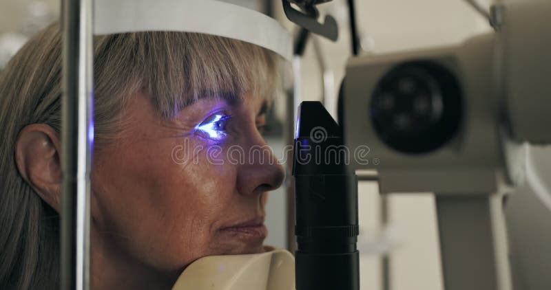 Lampa szczelinowa pacjenta lub okulistyka jako lekarstwo do badań okulistycznych lub optometria jako technologia opieki zdrowotnej