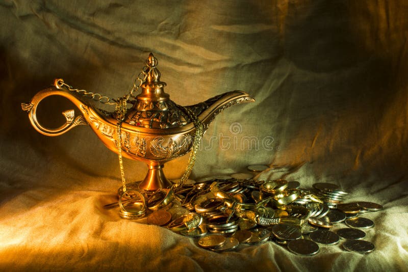 Lampada Di Aladino E Tesoro Fotografia Stock - Immagine di investa