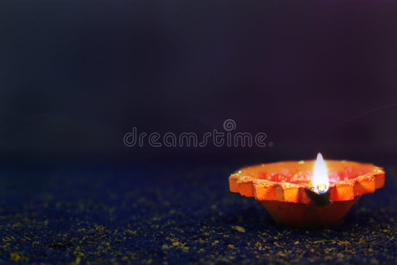 Lampada di diya dell'argilla accesa durante il festival di Diwali fotografie stock libere da diritti Lampada di diya dell'argilla accesa durante il festival di Diwali fotografie stock libere da diritti