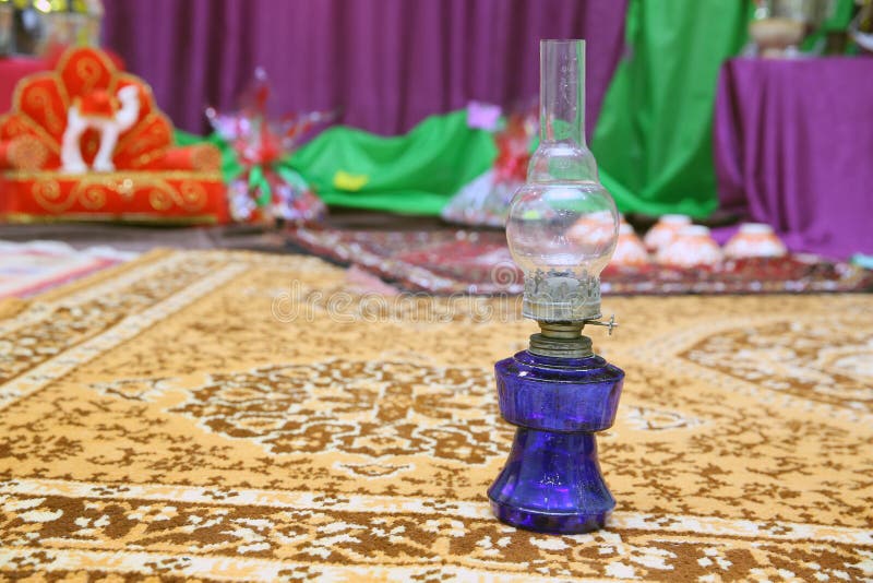 Lampada di uragano d'ottone della vecchia del cherosene lanterna antica dell'olio con la fiamma bruciante calda che fa luce in un fotografia stock Lampada di uragano d'ottone della vecchia del cherosene lanterna antica dell'olio con la fiamma bruciante calda che fa luce in un fotografia stock