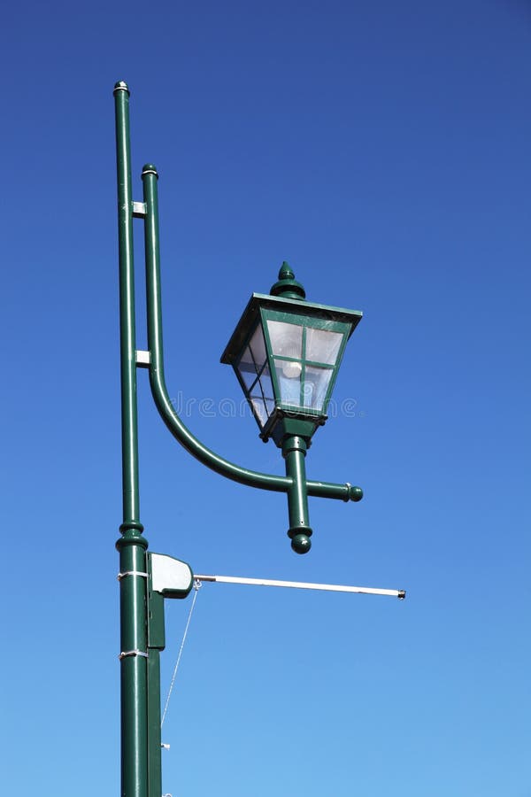 Lampada di via di vecchio stile nel verde immagine stock Lampada di via di vecchio stile nel verde immagine stock