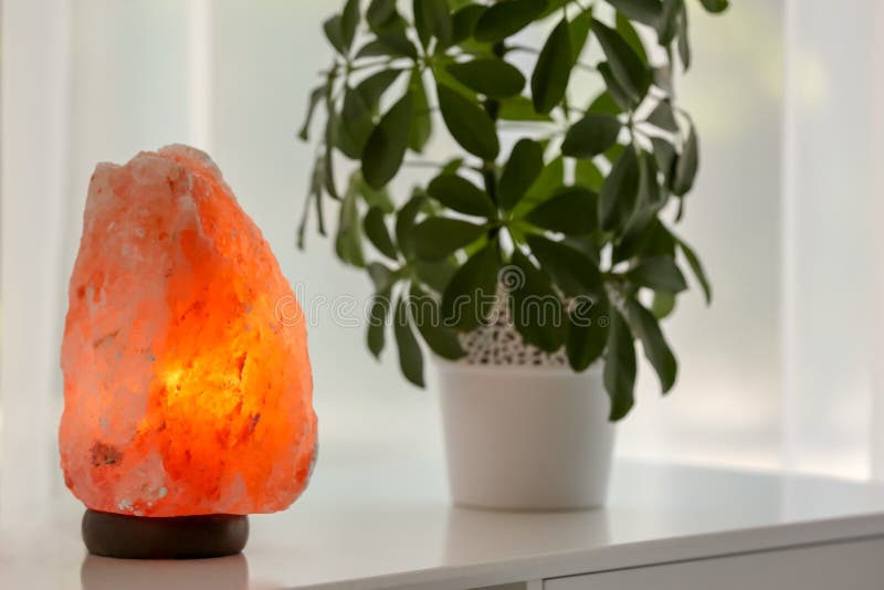 Lampada himalayana esotica del sale fotografie stock libere da diritti Lampada himalayana esotica del sale fotografie stock libere da diritti
