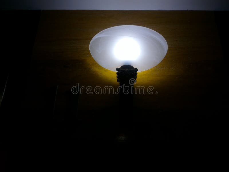 Lampada a parete singola di notte fotografia stock Lampada a parete singola di notte fotografia stock