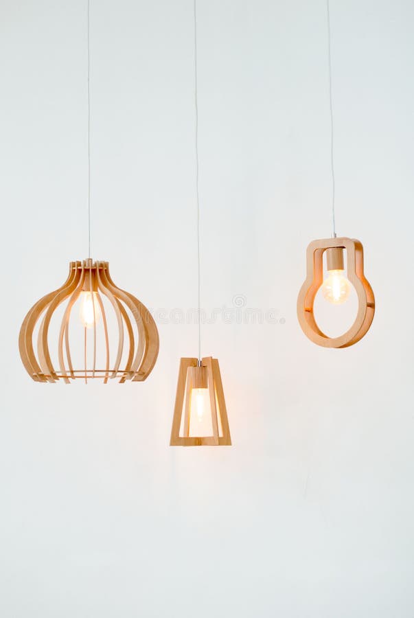 Lampada a sospensione tre nello stile moderno su fondo grigio fotografie stock Lampada a sospensione tre nello stile moderno su fondo grigio fotografie stock