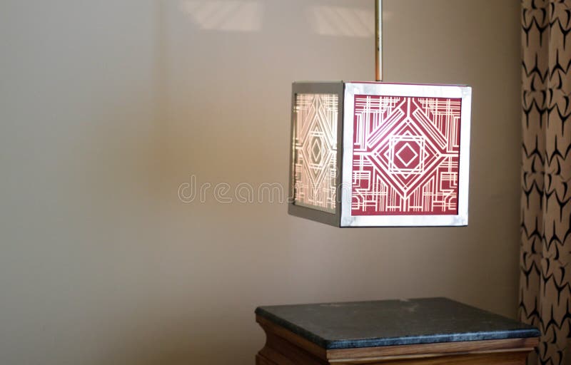 Lampada in un angolo di camera di albergo fotografie stock Lampada in un angolo di camera di albergo fotografie stock