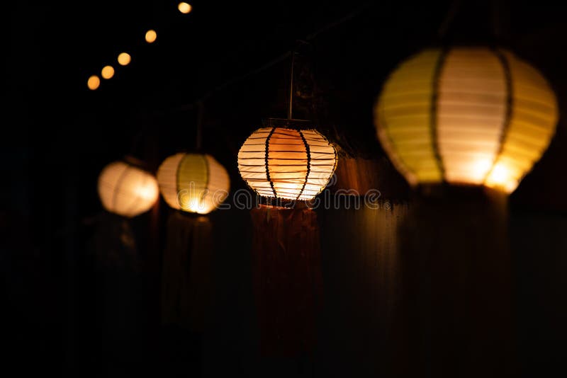 Lampade asiatiche della lanterna sulla via alla vista di prospettiva di notte fotografia stock libera da diritti Lampade asiatiche della lanterna sulla via alla vista di prospettiva di notte fotografia stock libera da diritti