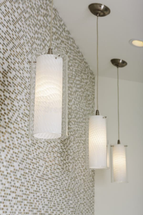 Lampade di Lit che pendono dal soffitto fotografia stock libera da diritti Lampade di Lit che pendono dal soffitto fotografia stock libera da diritti