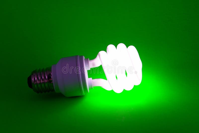 lampadina di Potenza-risparmio su priorità bassa verde immagine stock lampadina di Potenza-risparmio su priorità bassa verde immagine stock