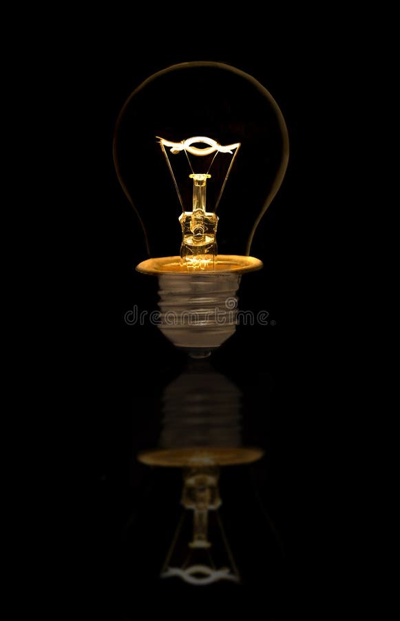 Lampadina incandescente sul nero immagini stock libere da diritti Lampadina incandescente sul nero immagini stock libere da diritti