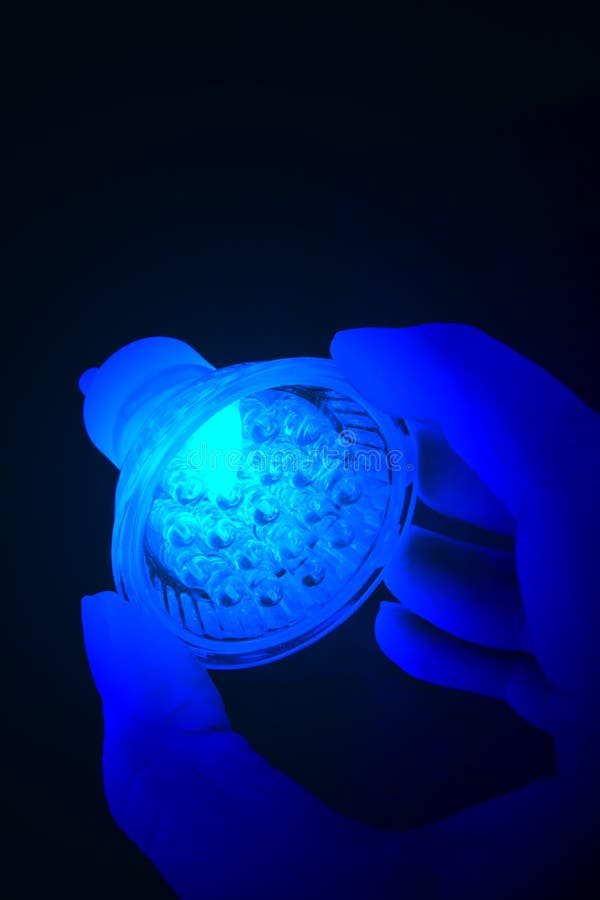 Lampadina piombo blu a disposizione. immagini stock Lampadina piombo blu a disposizione. immagini stock