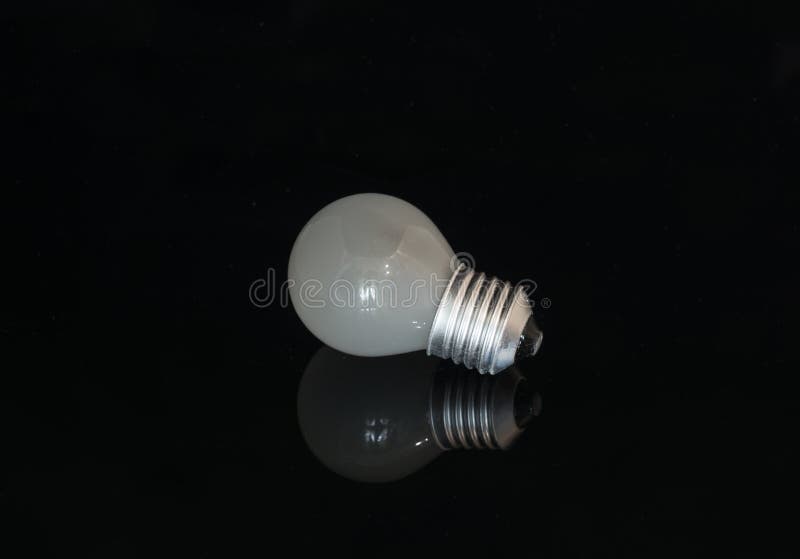 Lampadina usata sui precedenti scuri fotografia stock libera da diritti Lampadina usata sui precedenti scuri fotografia stock libera da diritti