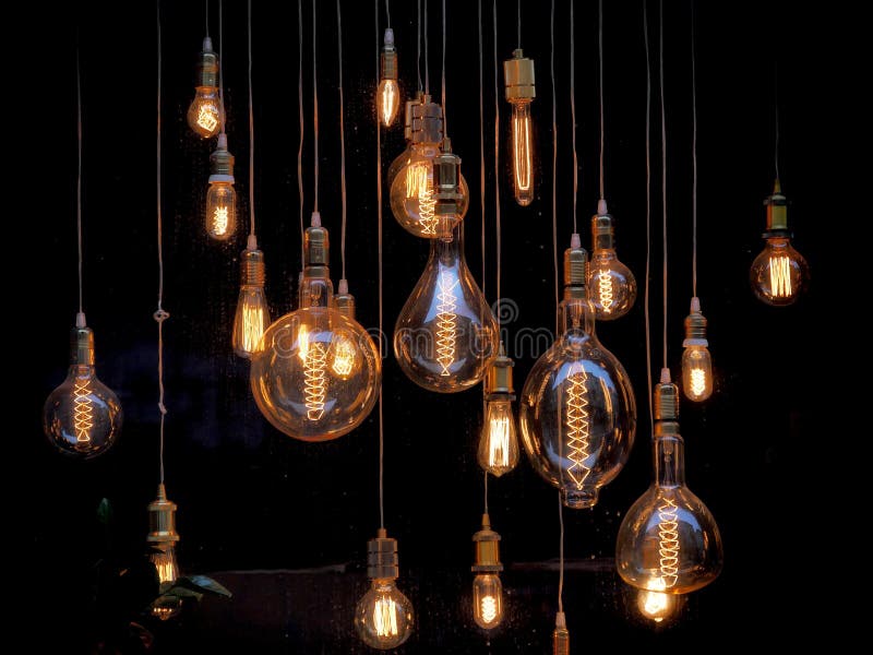 Lampadine d'annata a forma di differenti su fondo nero fotografia stock Lampadine d'annata a forma di differenti su fondo nero fotografia stock