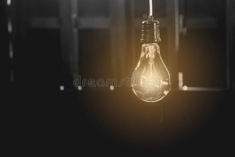 Lampadine d'attaccatura con quella d'ardore Idea e concetto di creatività fotografia stock Lampadine d'attaccatura con quella d'ardore Idea e concetto di creatività fotografia stock