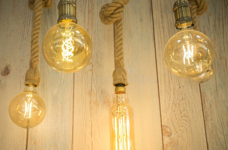 Lampadine d'attaccatura sopra fondo di legno stagionato fotografia stock libera da diritti Lampadine d'attaccatura sopra fondo di legno stagionato fotografia stock libera da diritti