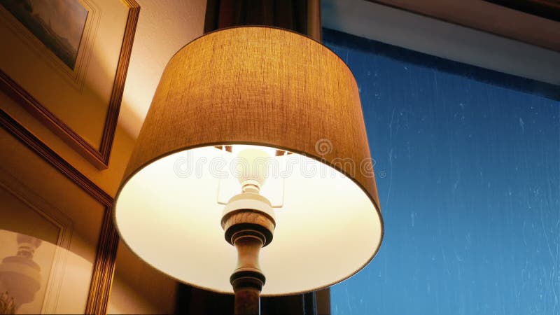 Lampan tänds och släcks med regn som går nedåt.