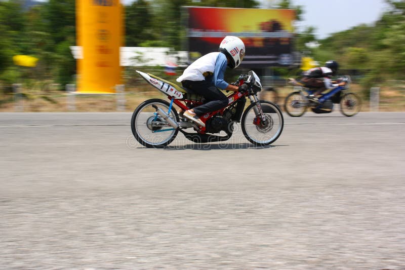 LAMPANG, THAILAND - 24. APRIL 2010: Motorradreiter, der Widerstandfahrrad läuft lizenzfreies stockfoto LAMPANG, THAILAND - 24. APRIL 2010: Motorradreiter, der Widerstandfahrrad läuft lizenzfreies stockfoto