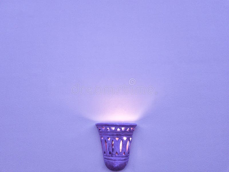 Lampe antique sur le mur pourpre images stock Lampe antique sur le mur pourpre images stock
