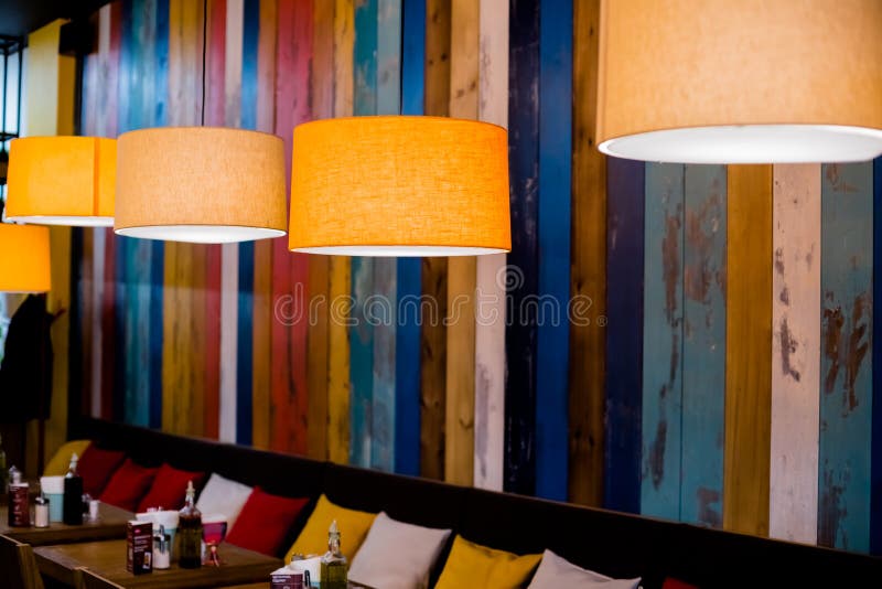 Lampe dans le restaurant Lumière chaude orange Lampe d'éclairage intérieur de vintage pour le décor de café, détails intérieurs photographie stock Lampe dans le restaurant Lumière chaude orange Lampe d'éclairage intérieur de vintage pour le décor de café, détails intérieurs photographie stock