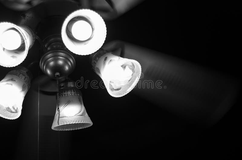 Lampe de cru avec la fan de plafond tournante photo libre de droits Lampe de cru avec la fan de plafond tournante photo libre de droits
