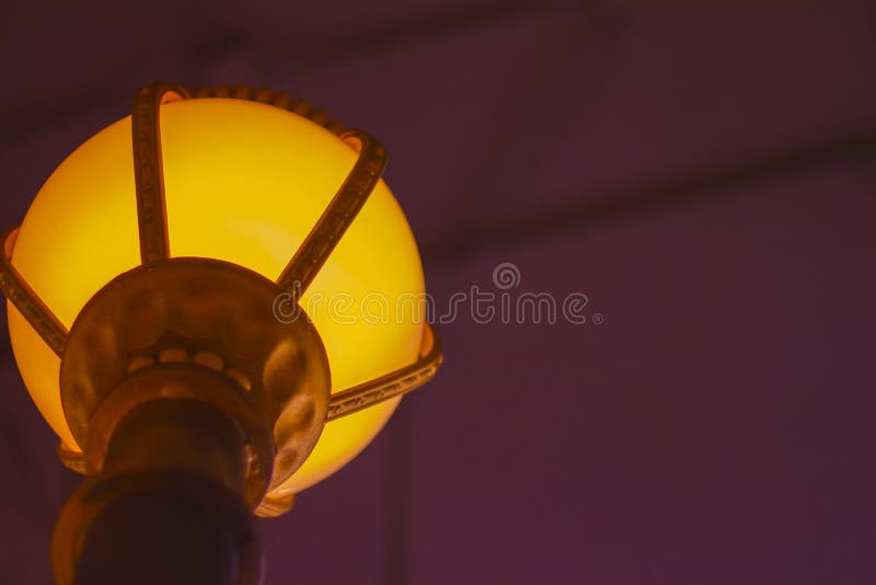 Lampe de luxe de lumière d'edison de coup de plafond élégant de rond belle rétro se reposer photo libre de droits Lampe de luxe de lumière d'edison de coup de plafond élégant de rond belle rétro se reposer photo libre de droits