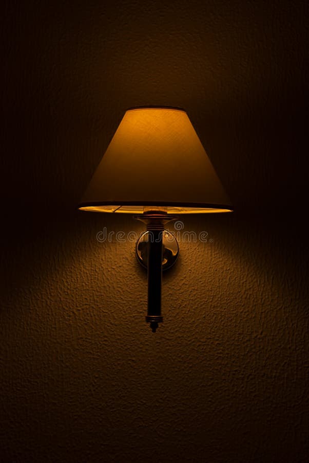 Lampe De Nuit Avec Une Lumière Amortie Sur Un Mur De Soulagement Photo  stock - Image du noir, électrique: 115351952