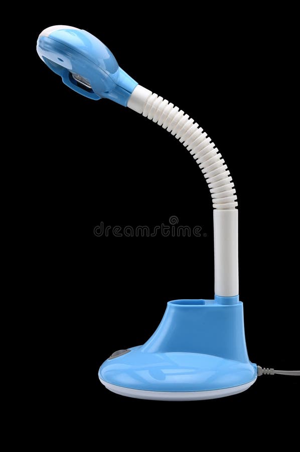 Lampe de table bleue sur un fond d'isolement. Lampe de table colorée bleue sur un fond d'isolement noir