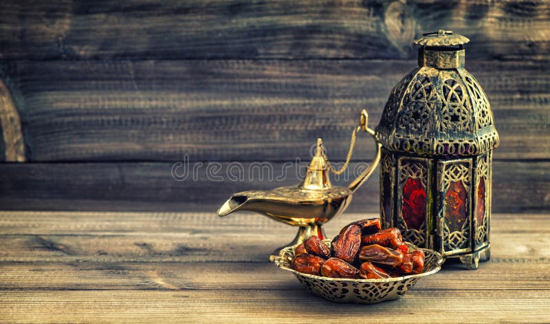 Lampe Et Dates De Ramadan Sur Le Fond En Bois Lanterne Orientale