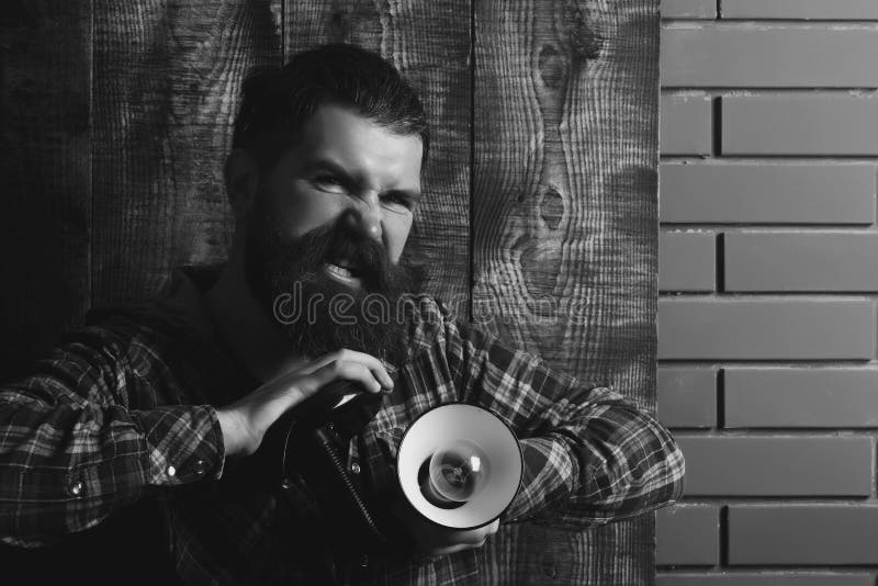 Lampe mit Glühlampe am verärgerten groben Mann lizenzfreie stockfotos Lampe mit Glühlampe am verärgerten groben Mann lizenzfreie stockfotos