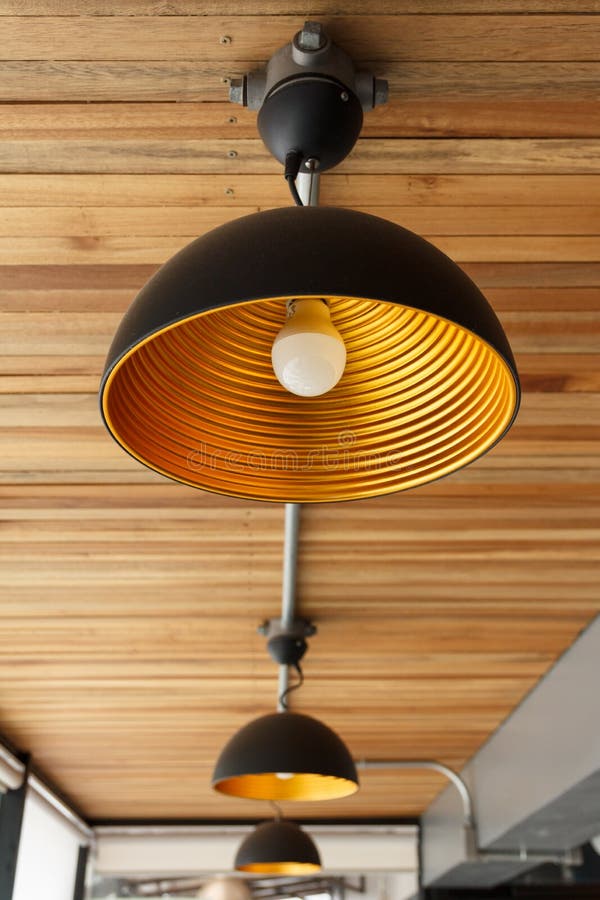 Lampe Moderne Sur Le Plafond En Bois Photo stock Image Lampe Moderne Sur Le Plafond En Bois Photo stock Image