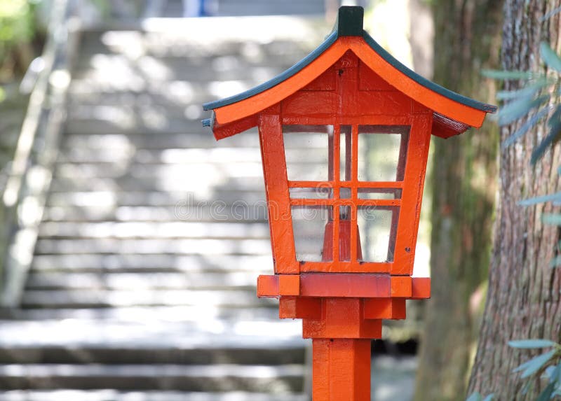 Lampe Rouge Dans Le Jardin Japonais Image stock Image du asie, objet